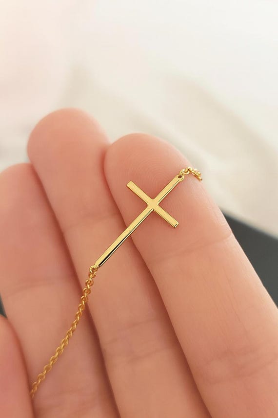 Collier Croix Délicat Pour Femme – Plaqué Or 18 Carats, Chaîne Fine, Style Latéral