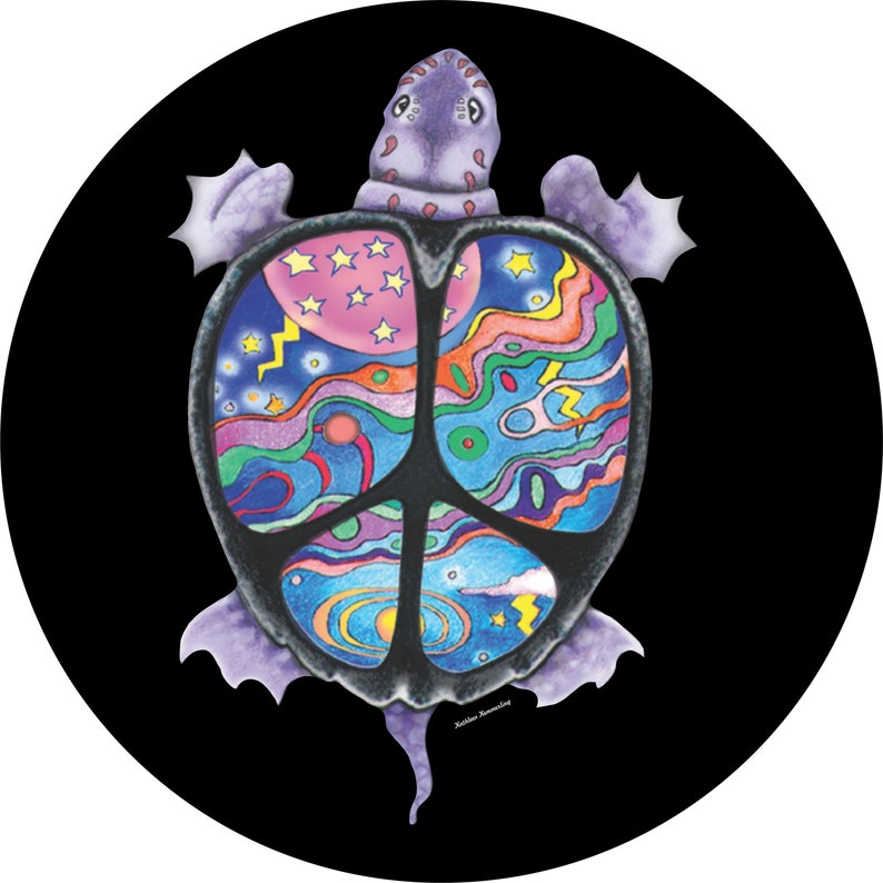 Puede incluir: Una tortuga morada con un s&iacute;mbolo de paz en su caparaz&oacute;n. El s&iacute;mbolo de paz est&aacute; lleno de remolinos y estrellas de colores. La tortuga est&aacute; sobre un fondo negro.