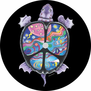 Puede incluir: Un s&iacute;mbolo de paz colorido se representa en el caparaz&oacute;n de una tortuga morada. El caparaz&oacute;n de la tortuga est&aacute; lleno de patrones en espiral de azul, verde, rosa y amarillo. El s&iacute;mbolo de la paz est&aacute; delineado en negro y tiene un centro blanco.