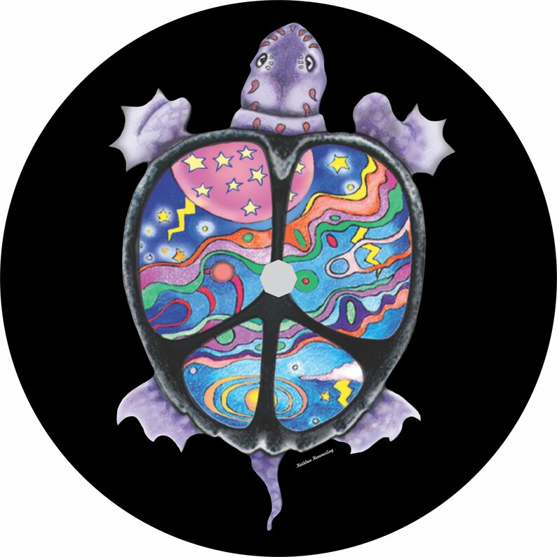 Puede incluir: Un s&iacute;mbolo de paz colorido se representa en el caparaz&oacute;n de una tortuga morada. El caparaz&oacute;n de la tortuga est&aacute; lleno de patrones en espiral de azul, verde, rosa y amarillo. El s&iacute;mbolo de la paz est&aacute; delineado en negro y tiene un centro blanco.