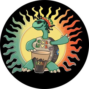 Puede incluir: Una tortuga de dibujos animados con gafas de sol y un sombrero rojo, amarillo y verde toca un tambor marr&oacute;n con la palabra "IRIE" en &eacute;l. La tortuga lleva una camiseta que dice "ONE LOVE" y tiene un signo de paz en ella. La tortuga est&aacute; delante de un sol amarillo con llamas naranjas y verdes.