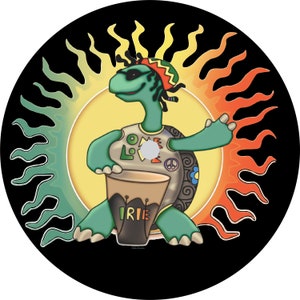 Puede incluir: Una tortuga verde con gafas de sol y un sombrero rojo, amarillo y verde toca un tambor marr&oacute;n con la palabra "IRIE" en &eacute;l. La tortuga est&aacute; delante de un sol amarillo con llamas naranjas y verdes.