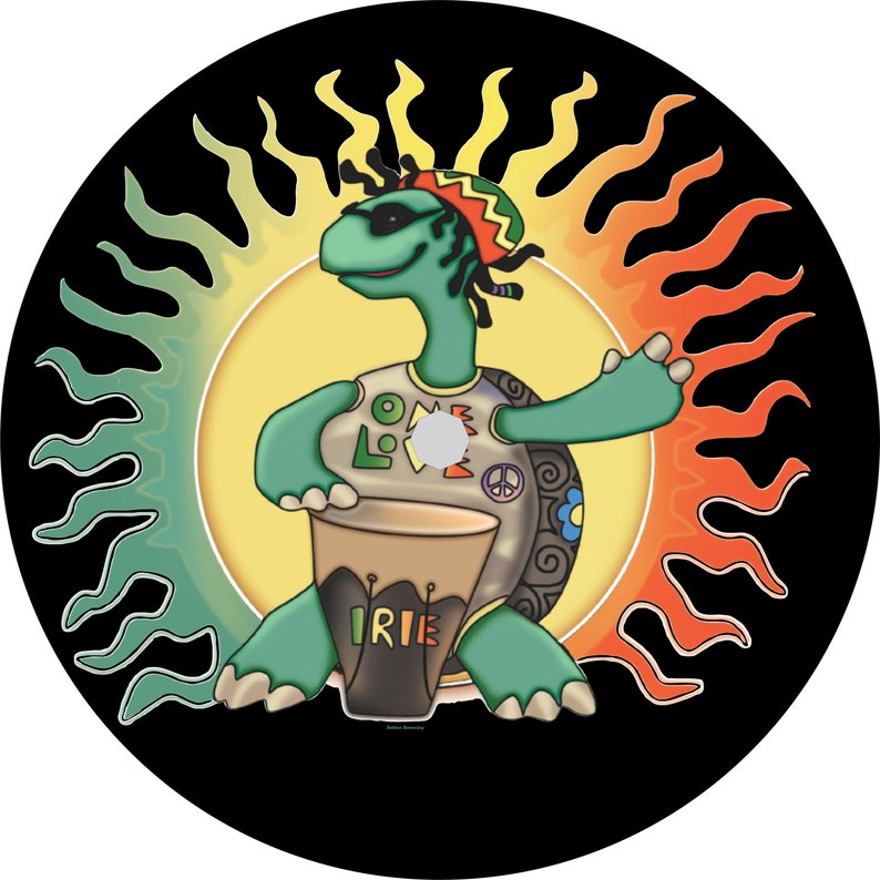 Puede incluir: Una tortuga verde con gafas de sol y un sombrero rojo, amarillo y verde toca un tambor marr&oacute;n con la palabra "IRIE" en &eacute;l. La tortuga est&aacute; delante de un sol amarillo con llamas naranjas y verdes.
