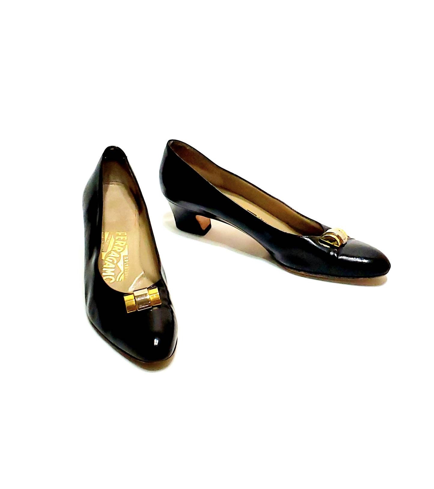 靴 Salvatore Ferragamo Leather Pumps Black Vintage 1980s Workwear Pumps // Black Leather Gold Buckle