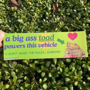 Un grosso rospo alimenta questo veicolo - Adesivo per paraurti ridicolo