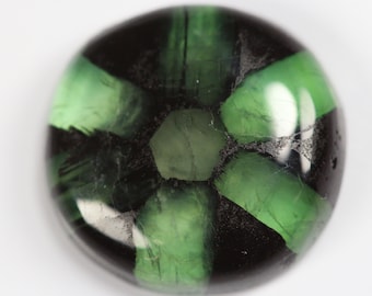 Duży rozmiar! Trapiche Emerald.  Kolor 4,51 karata. Wymiary 12,3 x 11,9 mm. Świecący zielony kolor. Bez leczenia.