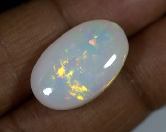 14,40 karatów etiopskiego białego OPALU. Rozmiar 22 x 13 mm. Mnóstwo gry kolorów.