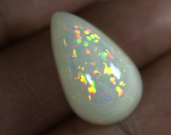 16,97 karatów etiopski biały OPAL. 23 x 14 mm gruszka/kształt kropli. Dużo gry kolorów.