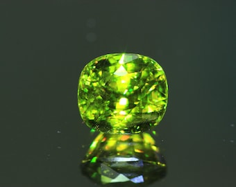 10,03 karatów. Naturalny Sphene. Pełny ogień. Najlepszy zielony kolor. Jakość Eye Clean. Poduszka 12,3 x 11,1 mm.