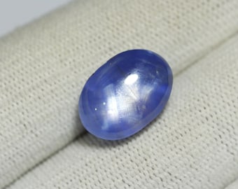 Naturalny szafir gwiaździsty 14,01 karatów. 6 ostrych promieni gwiazd. 14,60 x 10,40 x 9 mm. Niesamowity niebieski kolor. BEZ OBRÓBKI. Pochodzenie ze Sri Lanki (Cejlon)