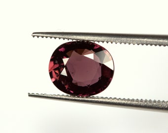 Certyfikowany 2,10-karatowy szafir fasetowany owalny. 8 x 6,8 mm. Kolor pomarańczowo-fioletowy. Bardzo rozsądna cena.