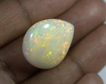 19,24 karatów etiopskiego białego OPAL. Rozmiar 23 x 23 mm. Dużo gry kolorów.