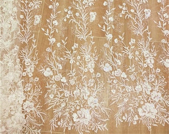 Tela de encaje floral: bordado de tul blanco roto con lentejuelas
