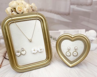 Vintage Style Gold Jewelry Holder: Elegant Earring Display