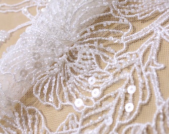 Tela de encaje con lentejuelas y cuentas en color blanco roto: Diseño de vestido de novia de alta costura