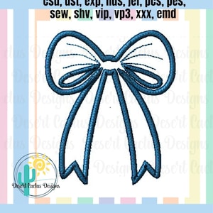 Może przedstawiać: Niebieski wzór kokardy z tekstem "Machine Formats included: csd, dst, exp, hus, jef, pcs, pes, sew, shv, vip, vp3, xxx, emd". Kokarda ma szczegółowy, wyszywany kontur. Tło jest jasnoniebieskie z pionowymi paskami w pastelowych kolorach.