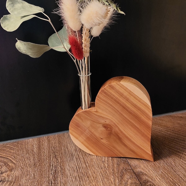 Herz aus Naturholz mit Gravur und Vase