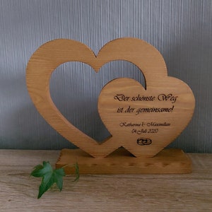 2 Herzen aus Naturholz mit Gravur Hochzeitsgeschenk personalisiert Holz Dekoration