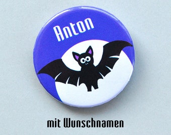 Button Fledermaus mit Namen, Anstecker Fledermaus, personalisiert, Gastgeschenk Kindergeburtstag oder Halloweenparty