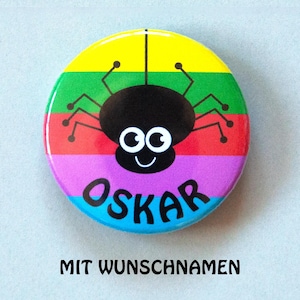 Button Spinne mit Namen personalisiert, Anstecker Spinne, Gastgeschenk Kindergeburtstag, Anstecknadel Tier gruselig