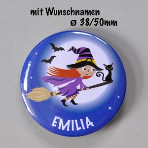 Button Kleine Hexe mit Namen personalisiert, Anstecker Hexe auf Besen, persönliche Anstecknadel fliegende Hexe für Halloween