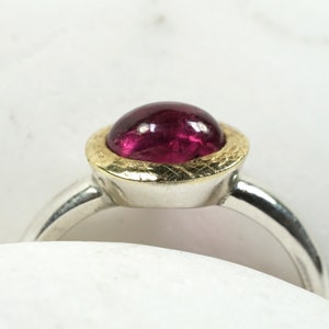 Oval tourmaline ring, fine and elegant, with gold setting image 9