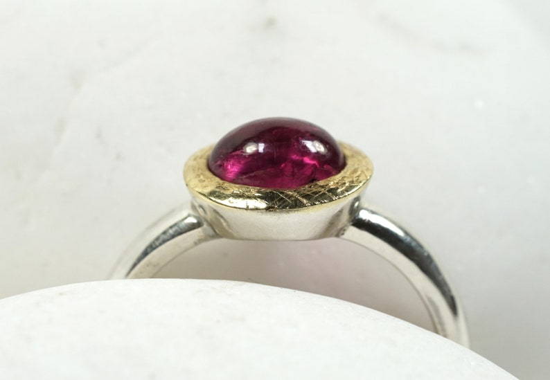 Oval tourmaline ring, fine and elegant, with gold setting image 9