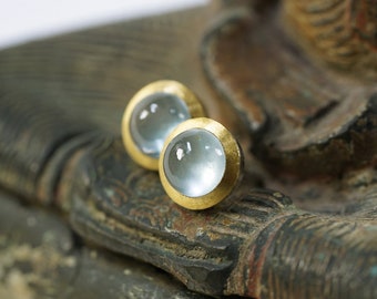 Boucles d'oreilles à tige en aigue-marine avec bordure en or mat, bleu clair brillant. NOUVEAU!!