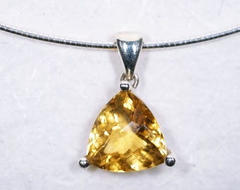 Citrine pendant triangular.