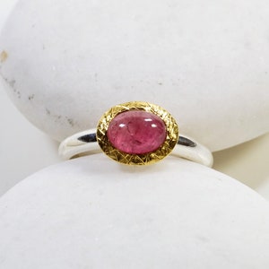 Oval tourmaline ring, fine and elegant, with gold setting image 5