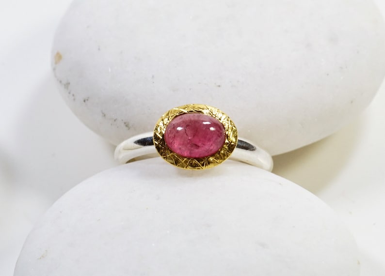 Oval tourmaline ring, fine and elegant, with gold setting image 5