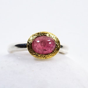 Oval tourmaline ring, fine and elegant, with gold setting image 1