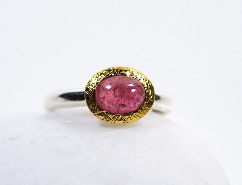 Oval tourmaline ring, fine and elegant, with gold setting image 1