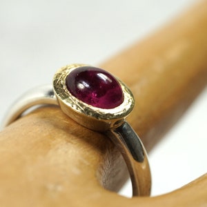 Oval tourmaline ring, fine and elegant, with gold setting image 7