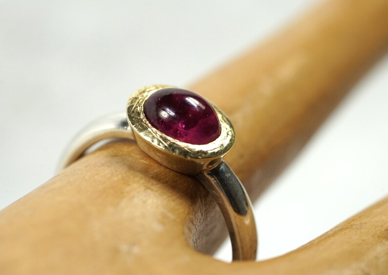 Oval tourmaline ring, fine and elegant, with gold setting image 7