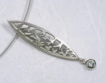 Pendentif en argent orné d'un petit zircon