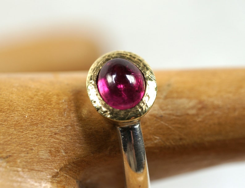 Oval tourmaline ring, fine and elegant, with gold setting image 10