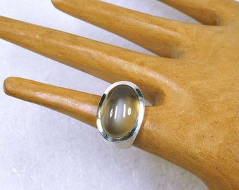 Mondstein Ring gross, in Silber gefasst
