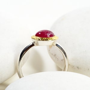 Oval tourmaline ring, fine and elegant, with gold setting image 6