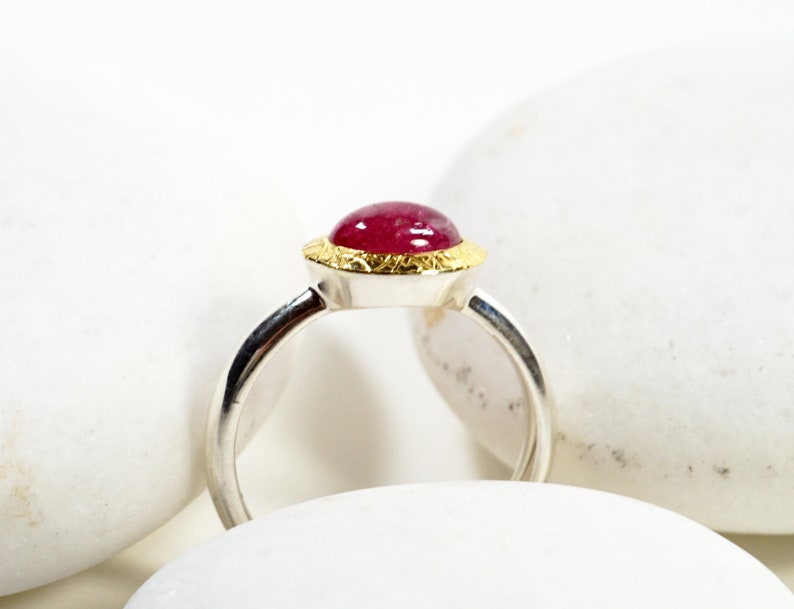 Oval tourmaline ring, fine and elegant, with gold setting image 6