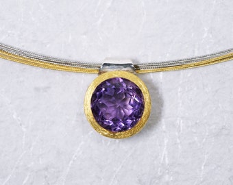 Kleiner, feiner Amethyst Anhänger mit Goldfassung, an feinem Edelstahlreif