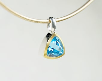 Pendentif topaze petit et fin.