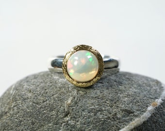 Opal Ring mit leuchtendem Goldrand, rund