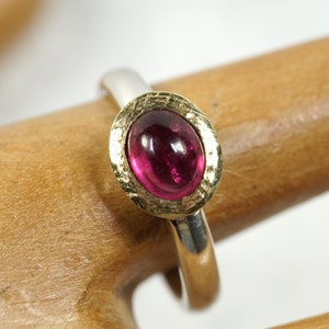 Oval tourmaline ring, fine and elegant, with gold setting image 4