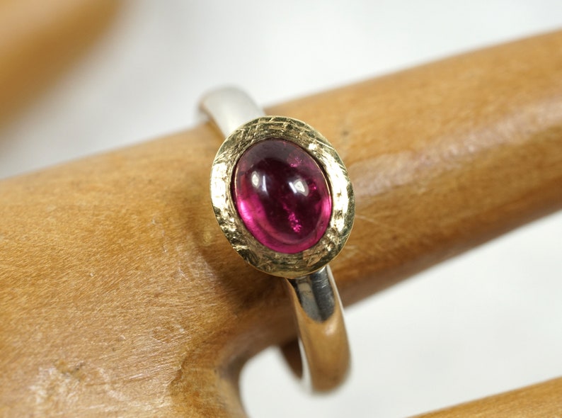 Oval tourmaline ring, fine and elegant, with gold setting image 4