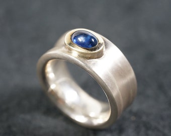 Bague en saphir massif, large et imposante.