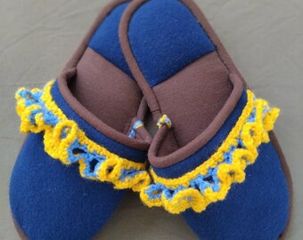 Zapatillas de casa de tejido de lana con decoración de crochet en un solo ejemplar (longitud interior del pie 27 cm)