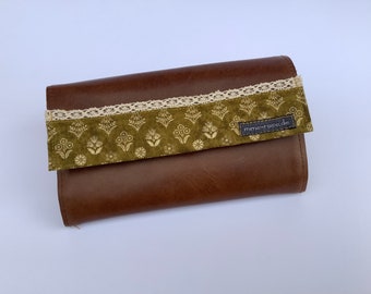 Extra-wide wallet with 12 card slots