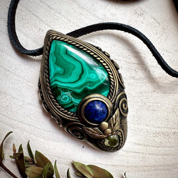 Halskette mit Anhänger aus Malachit, Lapislazuli und Peridot