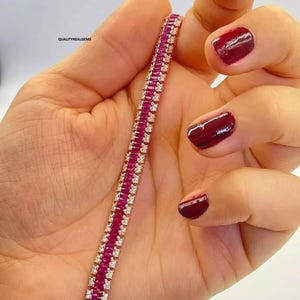 Op de afbeelding: Een armband van roségoud met een dubbele rij roze en witte zirkonia stenen.